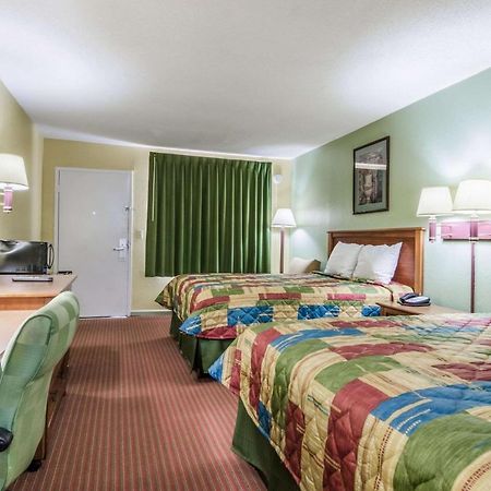 Rodeway Inn Concordia Екстериор снимка