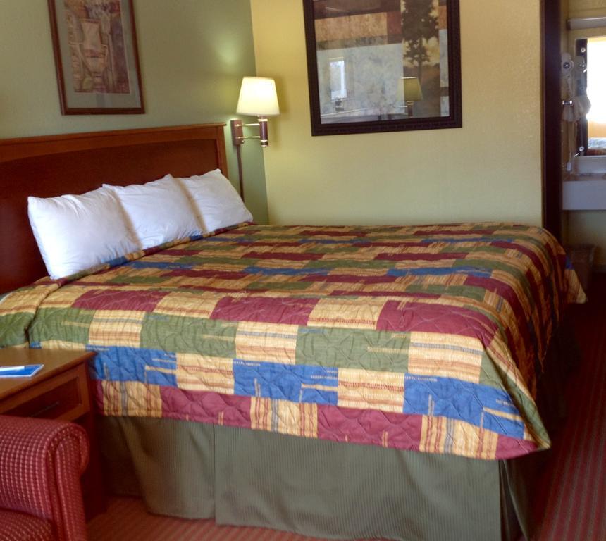 Rodeway Inn Concordia Екстериор снимка
