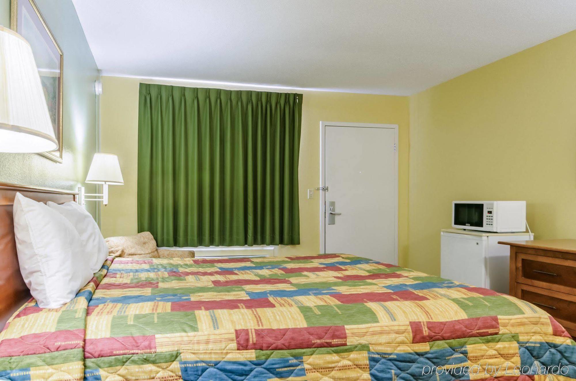 Rodeway Inn Concordia Екстериор снимка