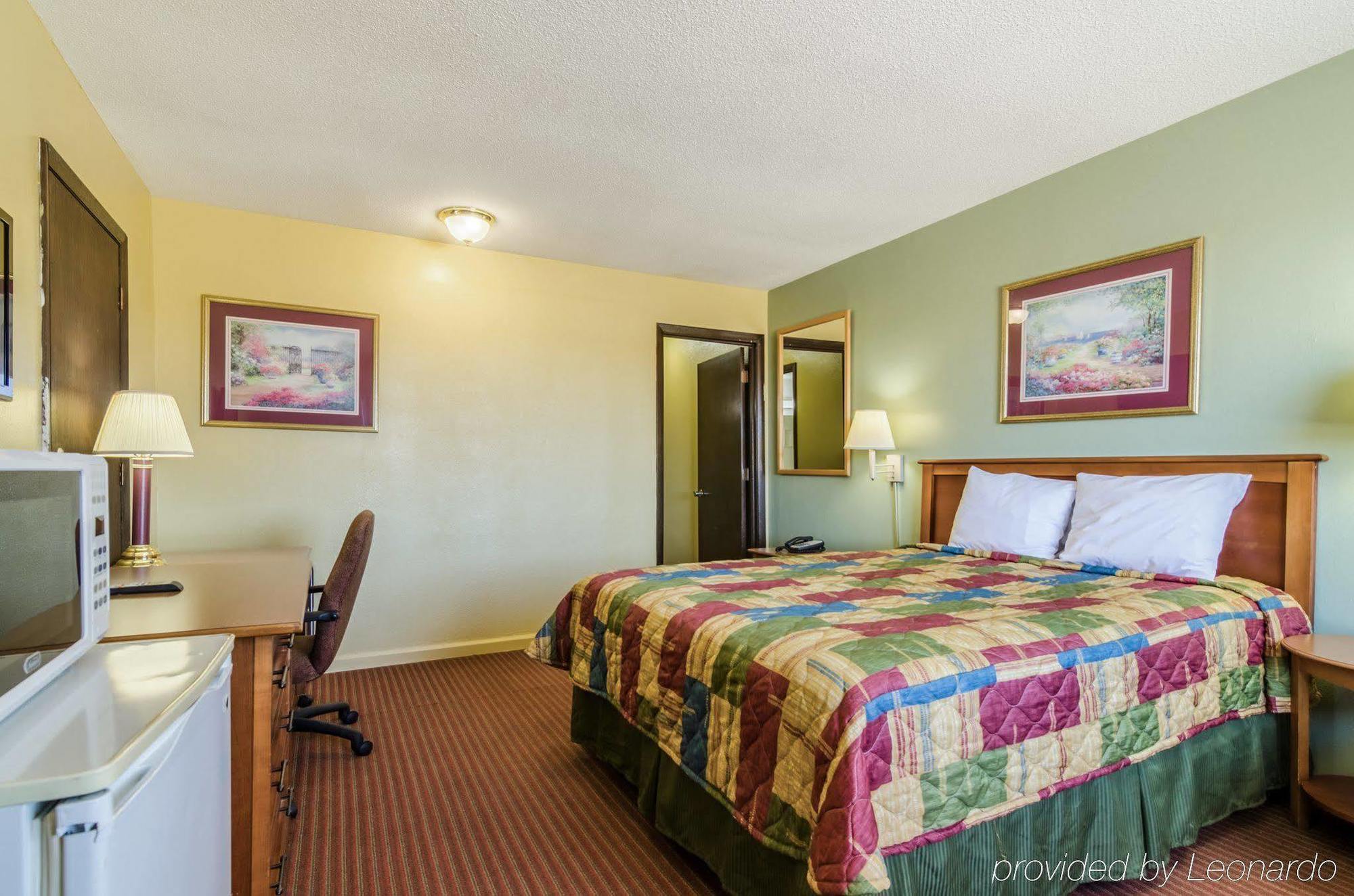 Rodeway Inn Concordia Екстериор снимка