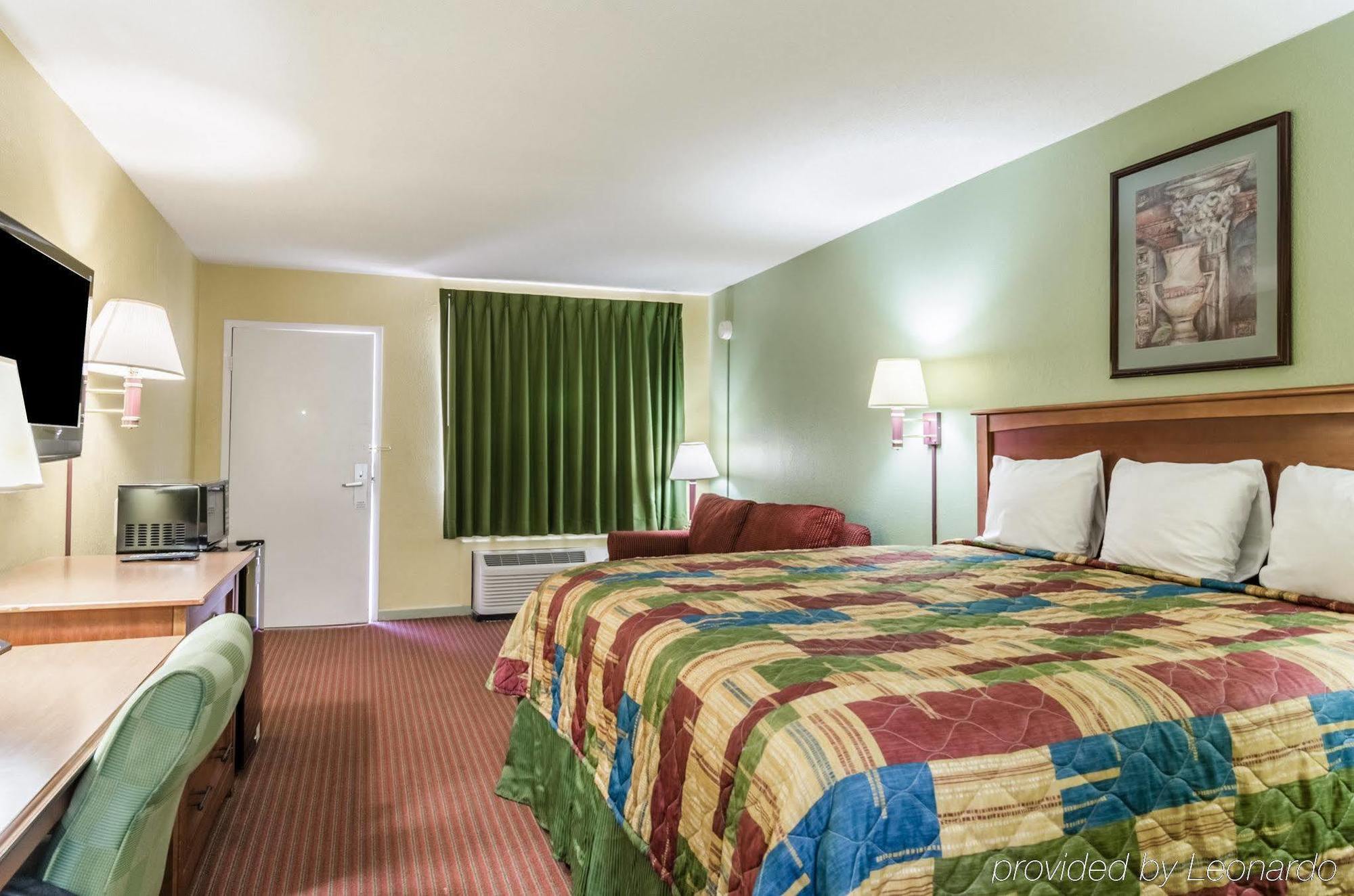 Rodeway Inn Concordia Екстериор снимка