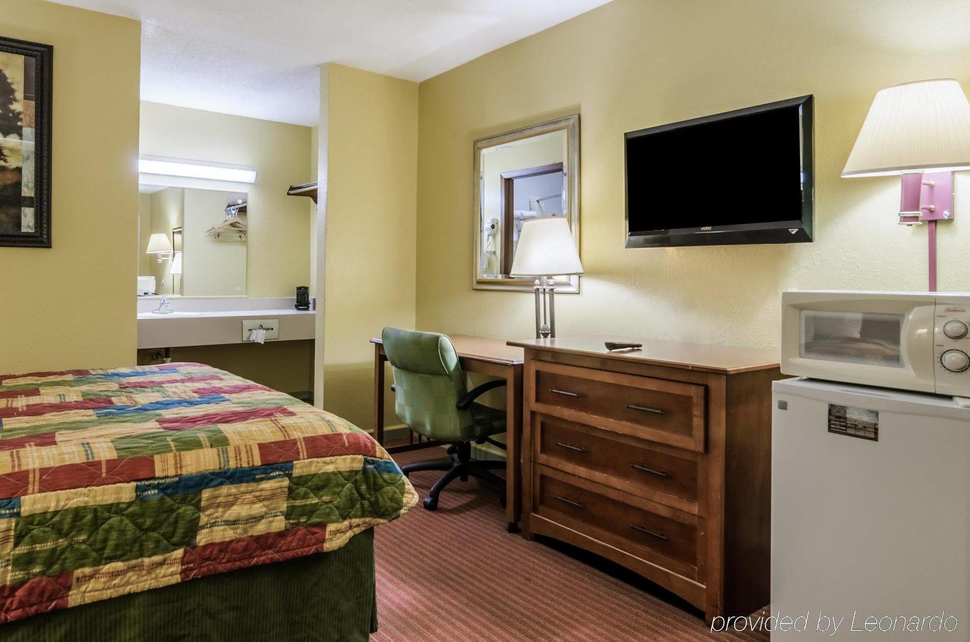 Rodeway Inn Concordia Екстериор снимка