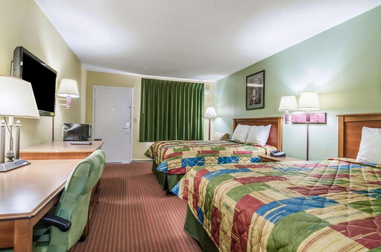 Rodeway Inn Concordia Екстериор снимка