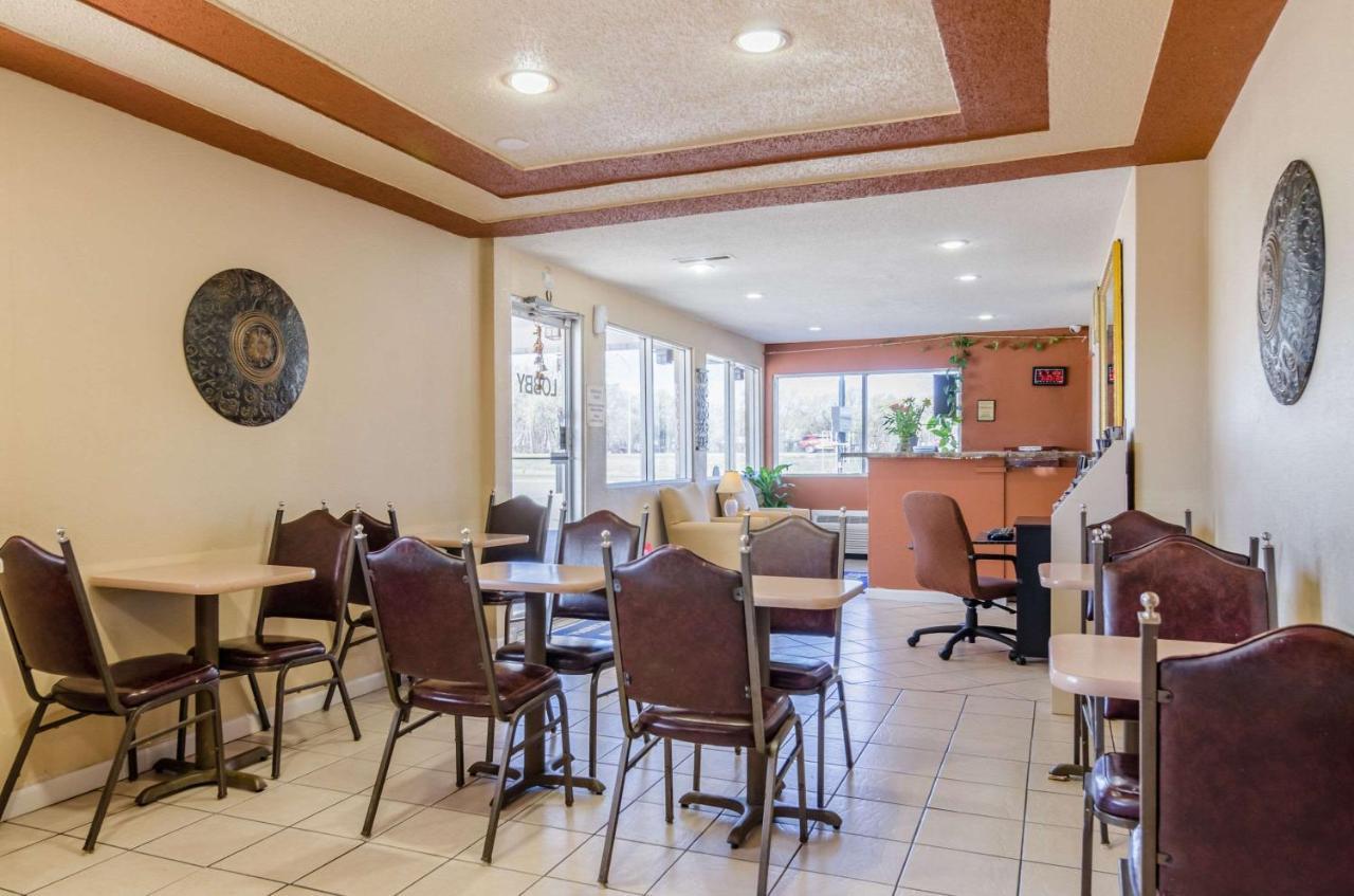 Rodeway Inn Concordia Екстериор снимка