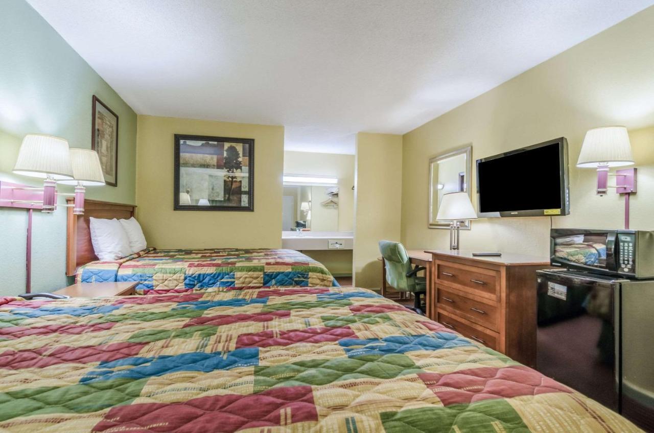 Rodeway Inn Concordia Екстериор снимка